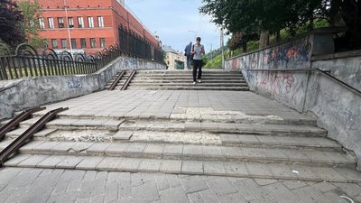 Сходи біля Міського палацу культури імені Гната Хоткевича