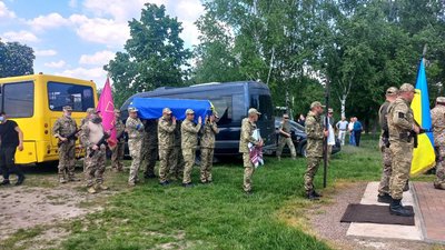 У Сумах провели в останню путь захисника України Олександра Жиленка У Сумах провели в останню путь захисника України Олександра Жиленка