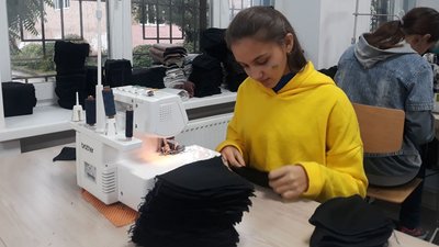 Кропивницькі школярки шиють шапки та балаклави для військових Кропивницькі школярки шиють шапки та балаклави для військових