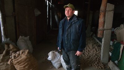 15 тонн картоплі для ЗСУ та переселенців виростили жителі прикарпатського села Радча 15 тонн картоплі для ЗСУ та переселенців виростили жителі прикарпатського села Радча