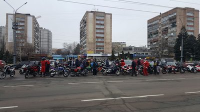 Санти на байках: у Черкасах містом проїхалася святкова мотоколона Санти на байках: у Черкасах містом проїхалася святкова мотоколона