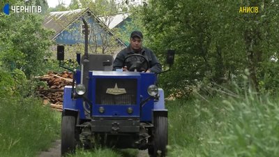 Житель Анисова створює трактори з автомобілів, які здали на металобрухт Житель Анисова створює трактори з автомобілів, які здали на металобрухт