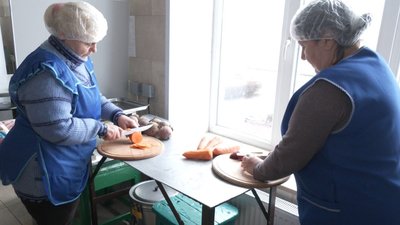 Сушені овочі та тушонка: на Дніпропетровщині роблять “швидкий” борщ для військових Сушені овочі та тушонка: на Дніпропетровщині роблять “швидкий” борщ для військових