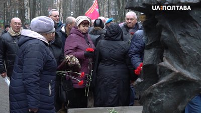 На честь загиблих покладають квіти до пам’ятника На честь загиблих покладають квіти до пам’ятника