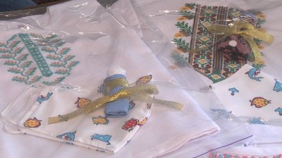 Планують дарувати до Дня вишиванки: на Донеччині вишивають сорочки для немовлят