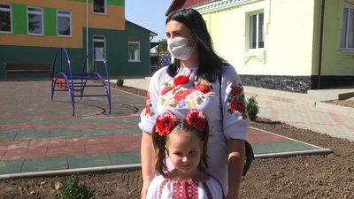 5-тирічна Вікторія та її мама Олена кажуть, що чекають занять в новому дитячому садку. Фото: Суспільне Поділля 5-тирічна Вікторія та її мама Олена кажуть, що чекають занять в новому дитячому садку. Фото: Суспільне Поділля