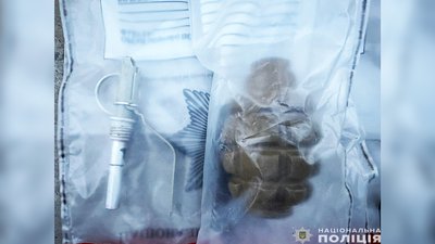 Граната, яку вилучили поліцейські у 44-річного чоловіка у Прилуцькому районі на Чернігівщині, якого підозрюють у торгівлі зброєю Граната, яку вилучили поліцейські у 44-річного чоловіка у Прилуцькому районі на Чернігівщині, якого підозрюють у торгівлі зброєю