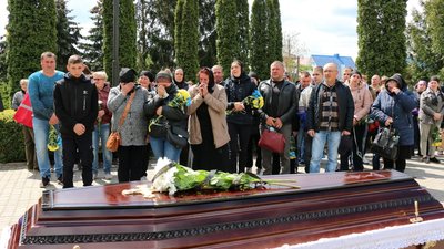 На Тернопільщині в останню дорогу провели бійця Ярослава Швеця На Тернопільщині в останню дорогу провели бійця Ярослава Швеця