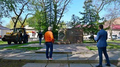 У Ніжині демонтують пам’ятник загиблим радянським міліціонерам У Ніжині демонтують пам’ятник загиблим радянським міліціонерам