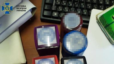 Вилучені печатки під час обшуків (фото обласної Служби безпеки України) Вилучені печатки під час обшуків (фото обласної Служби безпеки України)