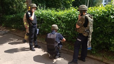 У Рівному на дереві знайшли вибуховий пристрій У Рівному на дереві знайшли вибуховий пристрій