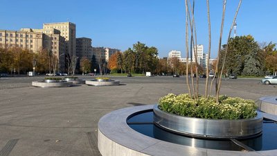 На майдані Свободи у Харкові встановили мобільні клумби На майдані Свободи у Харкові встановили мобільні клумби