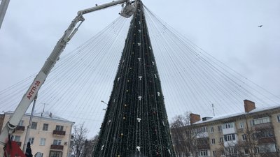 У Полтаві почали демонтаж новорічної ілюмінації У Полтаві почали демонтаж новорічної ілюмінації