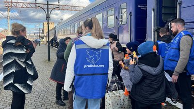 До Мукачева прибув евакуаційний потяг із Запорізької області