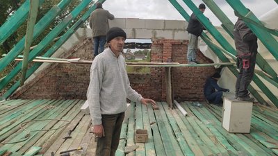 Ветерани та волонтери допомагають лагодити згорілу хату АТОвцю з Волині