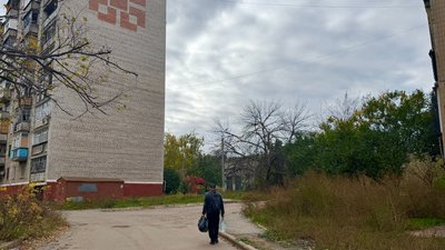 Чоловік несе воду в Краматорську