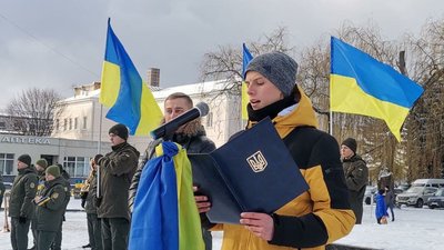Вперше розгорнули 200-метровий прапор: у центрі Луцька – символічний "ланцюг єднання" Вперше розгорнули 200-метровий прапор: у центрі Луцька – символічний "ланцюг єднання"