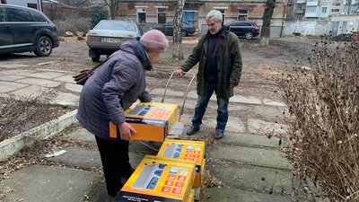 Обігрівачі для жителів Ізюма, в будинках яких немає централізованого опалення. 27 грудня року. Фото: city-izyum.gov.ua Обігрівачі для жителів Ізюма, в будинках яких немає централізованого опалення. 27 грудня року. Фото: city-izyum.gov.ua