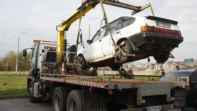 Переміщення покинутого автомобіля у Вінниці на майданчик тимчасового зберігання