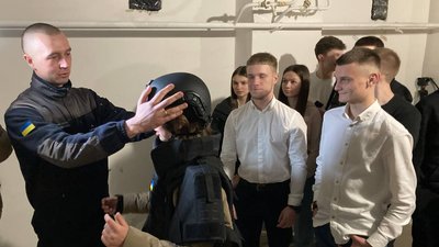 У Тернополі сапери провели для школярів урок з мінної безпеки У Тернополі сапери провели для школярів урок з мінної безпеки