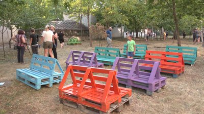 Батьки учнів однієї з чернігівських шкіл облаштували клас на свіжому повітрі