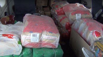 Прикарпатці отримали півтори тонни гуманітарної допомоги від волонтерів з Черкас Прикарпатці отримали півтори тонни гуманітарної допомоги від волонтерів з Черкас
