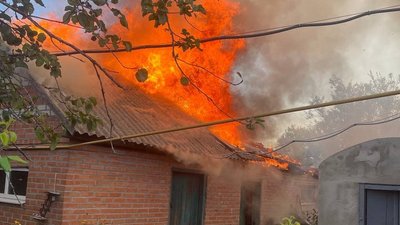 У Чугуївському районі Харківщини від обстрілу РФ 23 серпня спалахнув будинок