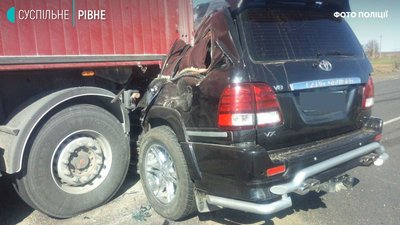 Ішов на обгін: на Рівненщині позашляховик понівечило від удару об вантажівку