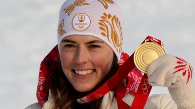 Петра Влхова під час нагородження "золотом" у гірськолижному слаломі на Олімпіаді-2022