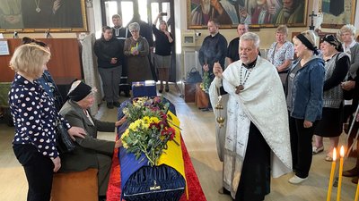 У Херсоні попрощались із загиблим на війні солдатом Костянтином Вандакуровим У Херсоні попрощались із загиблим на війні солдатом Костянтином Вандакуровим