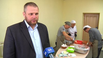 На Житомирщині в інтернаті працює кухня, де дітей із інвалідністю вчать готувати