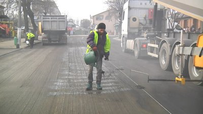 Новий асфальт дав тріщину – на Житомирщині підрядник перероблює щойно відремонтовану дорогу Новий асфальт дав тріщину – на Житомирщині підрядник перероблює щойно відремонтовану дорогу