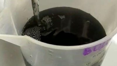 У селищі на Прикарпатті з кранів тече чорна вода