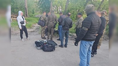 Від 5 до 9 тисяч доларів за послугу: у Чернігові викрили схему виїзду за кордон "ухилянтів"