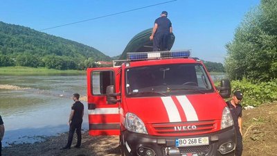 Шукають хлопця, який зник під водою у річці Дністер Шукають хлопця, який зник під водою у річці Дністер