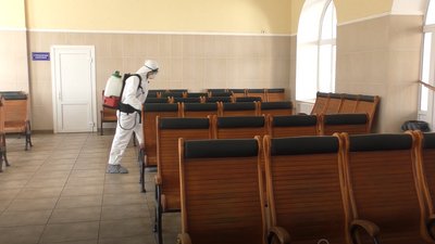 Протидія коронавірусу: у Черкасах продезінфікували залізничний вокзал і торговельні центри Протидія коронавірусу: у Черкасах продезінфікували залізничний вокзал і торговельні центри