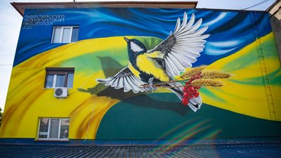 Синичка замість Леніна: в Ужгороді з’явився ще один патріотичний мурал