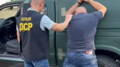 Перевозили авто під виглядом гумдопомоги для ЗСУ: на Львівщині затримали чоловіка Перевозили авто під виглядом гумдопомоги для ЗСУ: на Львівщині затримали чоловіка