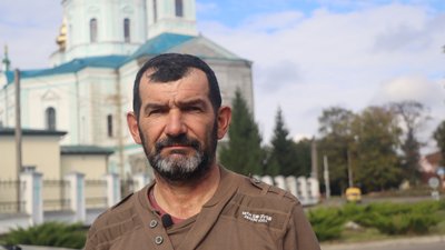 На Охтирщині колишній шкільний вчитель виготовляє пам’ятники загиблим бійцям