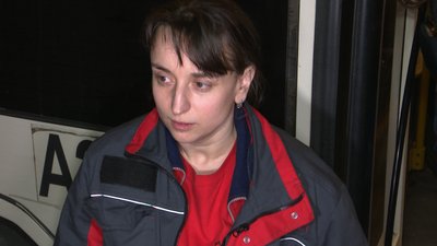 Зливали воду з батарей і гасили осколкову пожежу, — евакуйовані з Маріуполя розповіли про пережите Зливали воду з батарей і гасили осколкову пожежу, — евакуйовані з Маріуполя розповіли про пережите