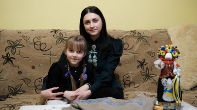 "Щоб сорочка була, як броня". Майстриня з Чернівців створює вишиванку для військового "Щоб сорочка була, як броня". Майстриня з Чернівців створює вишиванку для військового