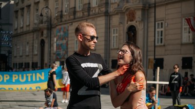 "Європейці не усвідомлюють, у яких муках живуть українці": у Відні активісти влаштували перформанс "Європейці не усвідомлюють, у яких муках живуть українці": у Відні активісти влаштували перформанс