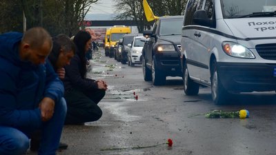 Жителі Снігурівки під час прощання із військовим Михайлом Прокопчуком