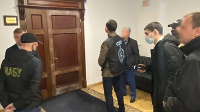 У податковій службі Полтавської області проводять обшуки У податковій службі Полтавської області проводять обшуки