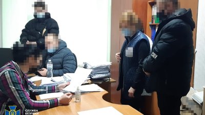 Слідство встановило, що дві лікарки разом з медсестрами однієї з міських поліклінік майже пів року фальшували медичну документацію.
Фото: СБУ Хмельниччини. Слідство встановило, що дві лікарки разом з медсестрами однієї з міських поліклінік майже пів року фальшували медичну документацію.
Фото: СБУ Хмельниччини.