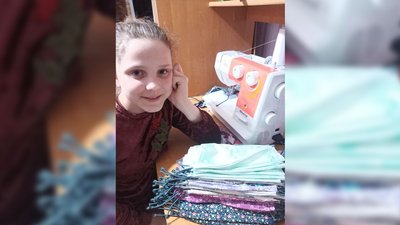 Дві школярки з різних куточків Харківщини шиють маски Дві школярки з різних куточків Харківщини шиють маски