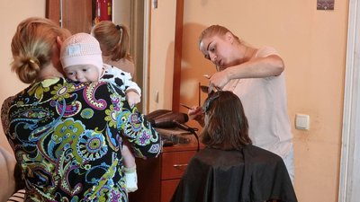 У Чернівцях самотніх мам із соціального центру навчають шиттю та перукарству