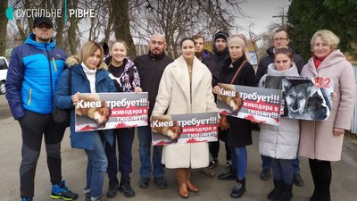 Зоозахисники приїхали у село на Рівненщині шукати чоловіка, який убив собаку Зоозахисники приїхали у село на Рівненщині шукати чоловіка, який убив собаку