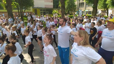 Зарядка та конкурси. У Львові влаштували Олімпійський день Зарядка та конкурси. У Львові влаштували Олімпійський день