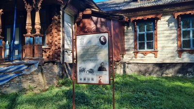 У селі Яроповичі на Житомирщині волонтери планують зупинити руйнування дерев'яного маєтку Габріеля Єнні